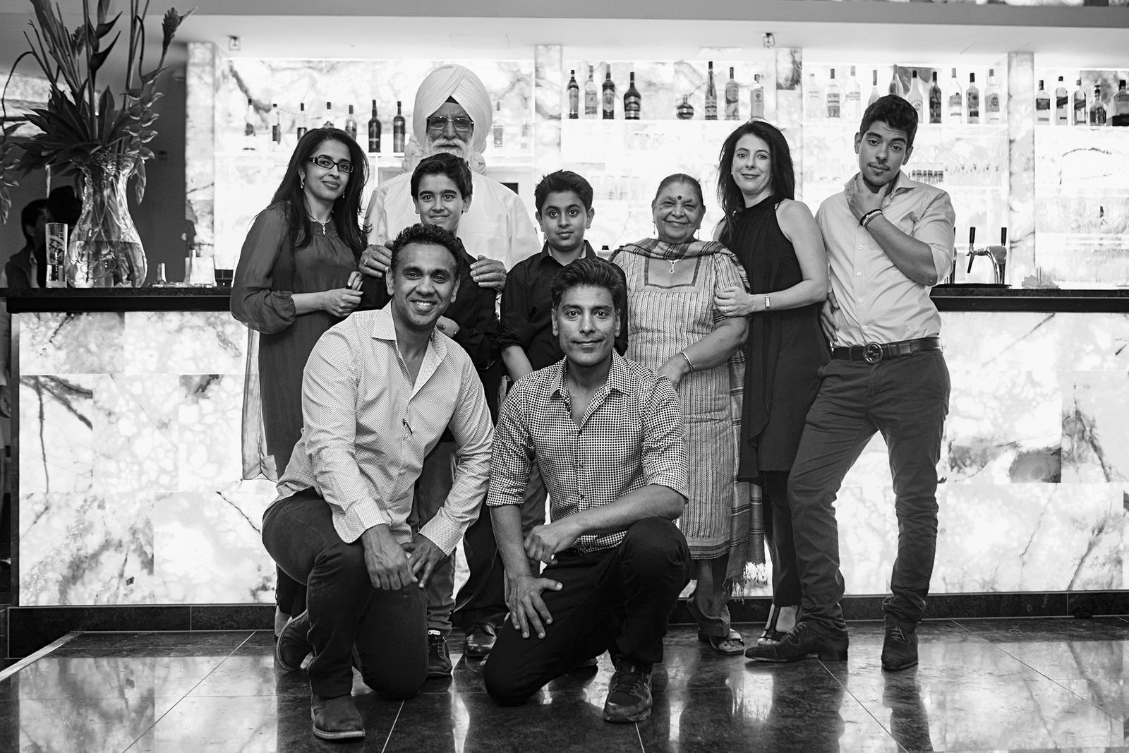 Zwart-witfoto van het team van AMRIT bij de bar