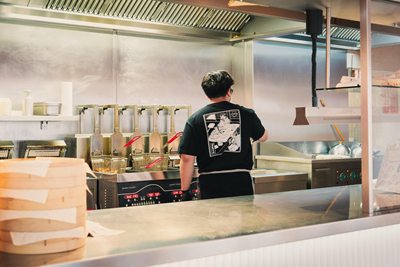 Foto 5: Aan het werk bij de friteuses