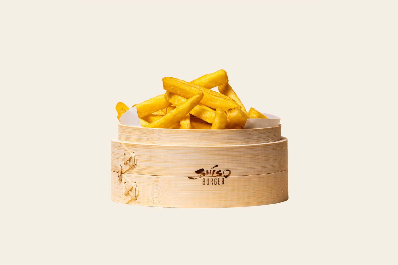 Friet in een bamboe stoommandje met het logo van Shiso Burger
